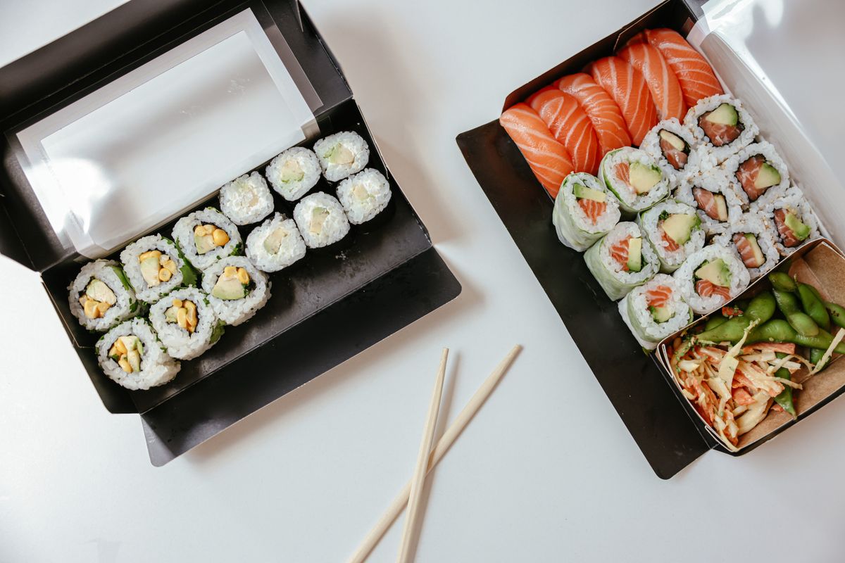Box di sushi con salmone e maki, foto illustrativa
