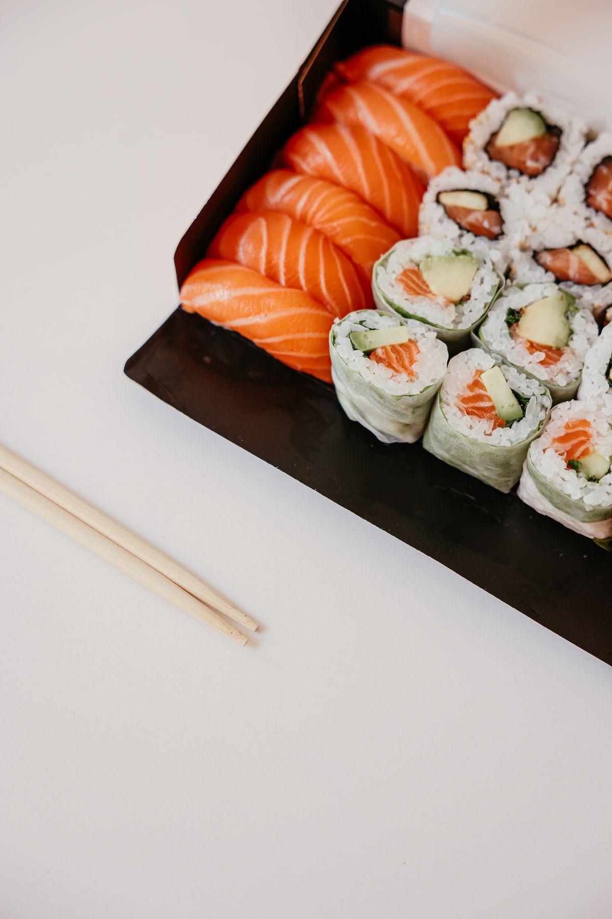 Box di sushi con roll assortiti, foto illustrativa