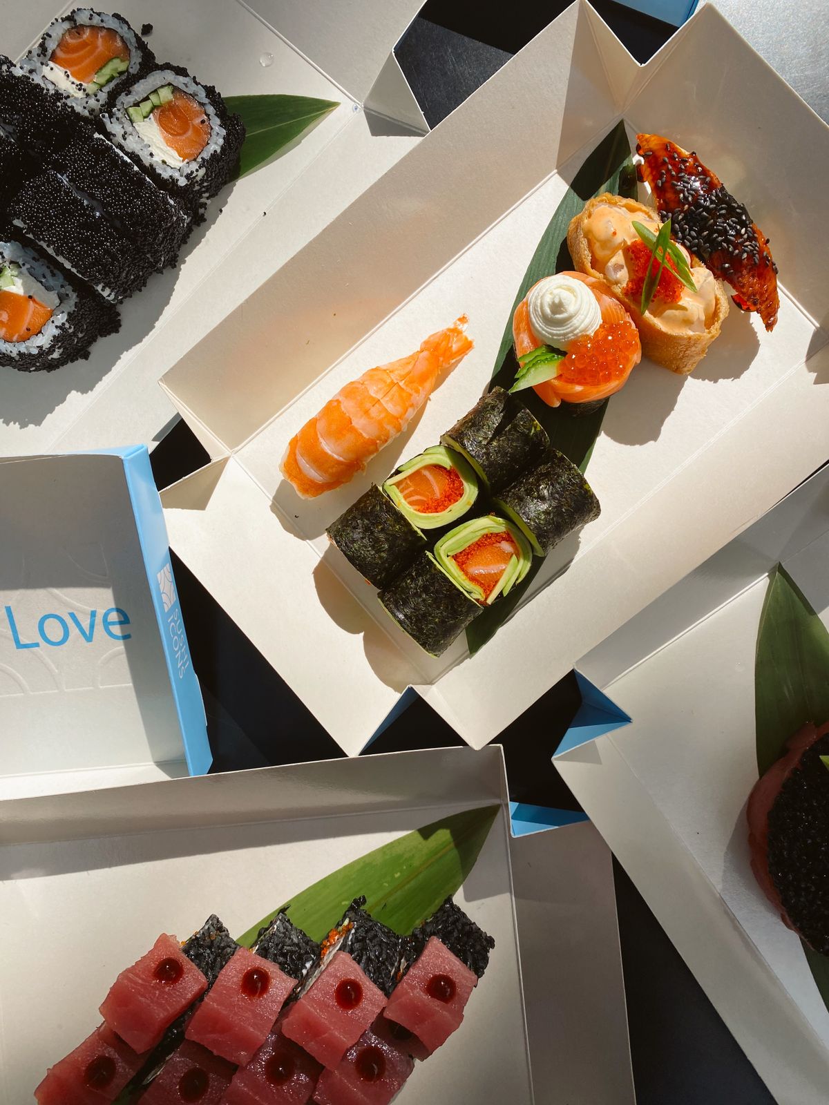 Box di sushi con nigiri e uramaki, foto illustrativa